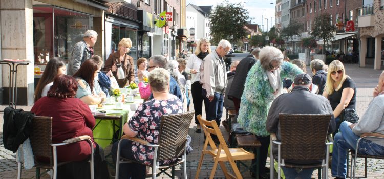 Kaffeeklatsch in der Osterfelder Fußgängerzone – Von Nachbarn für Nachbarn Kaffeeklatsch in der Osterfelder Fußgängerzone – Von Nachbarn für Nachbarn
