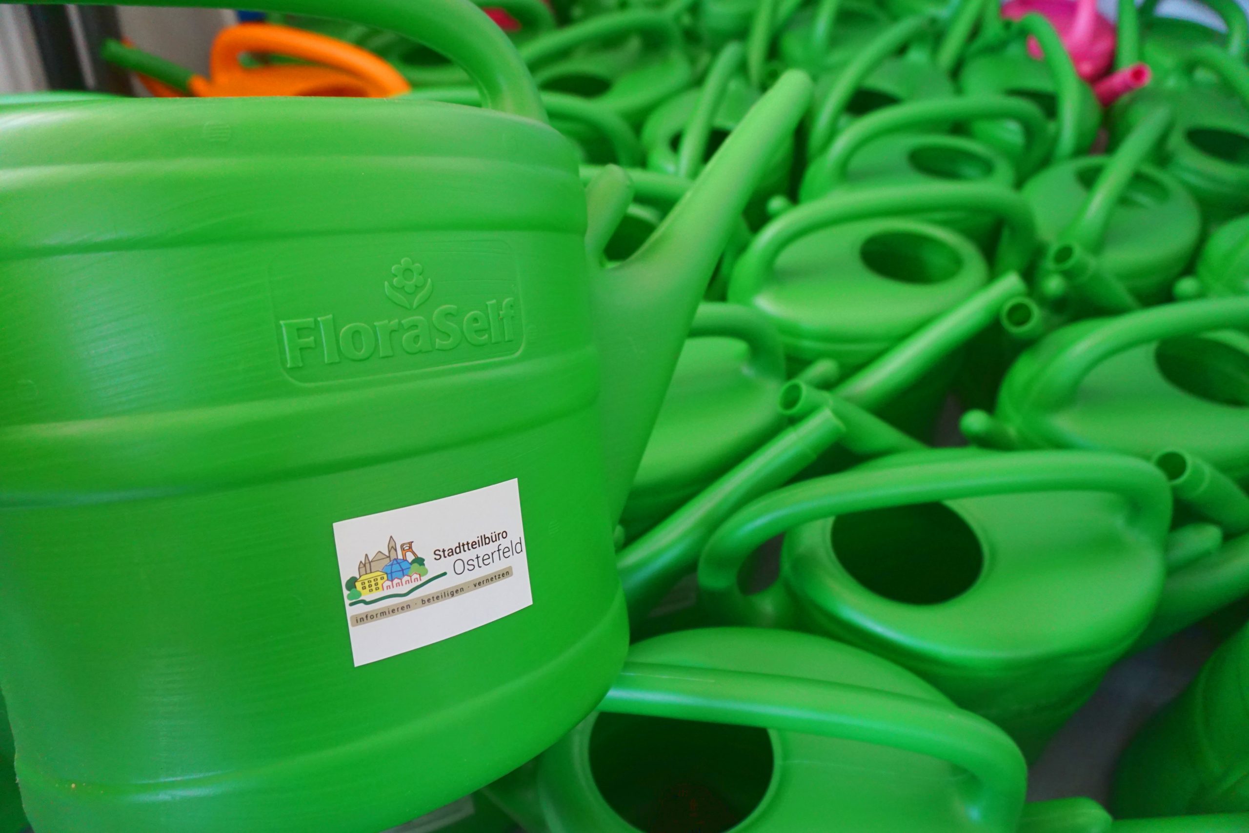 100 Gießkannen für Osterfeld 100 Gießkannen für Osterfeld