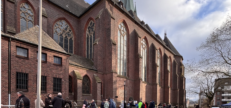 DER NEU EINGEWEIHTE PANKRATIUSPLATZ GLÄNZT IN DER SONNE DER NEU EINGEWEIHTE PANKRATIUSPLATZ GLÄNZT IN DER SONNE