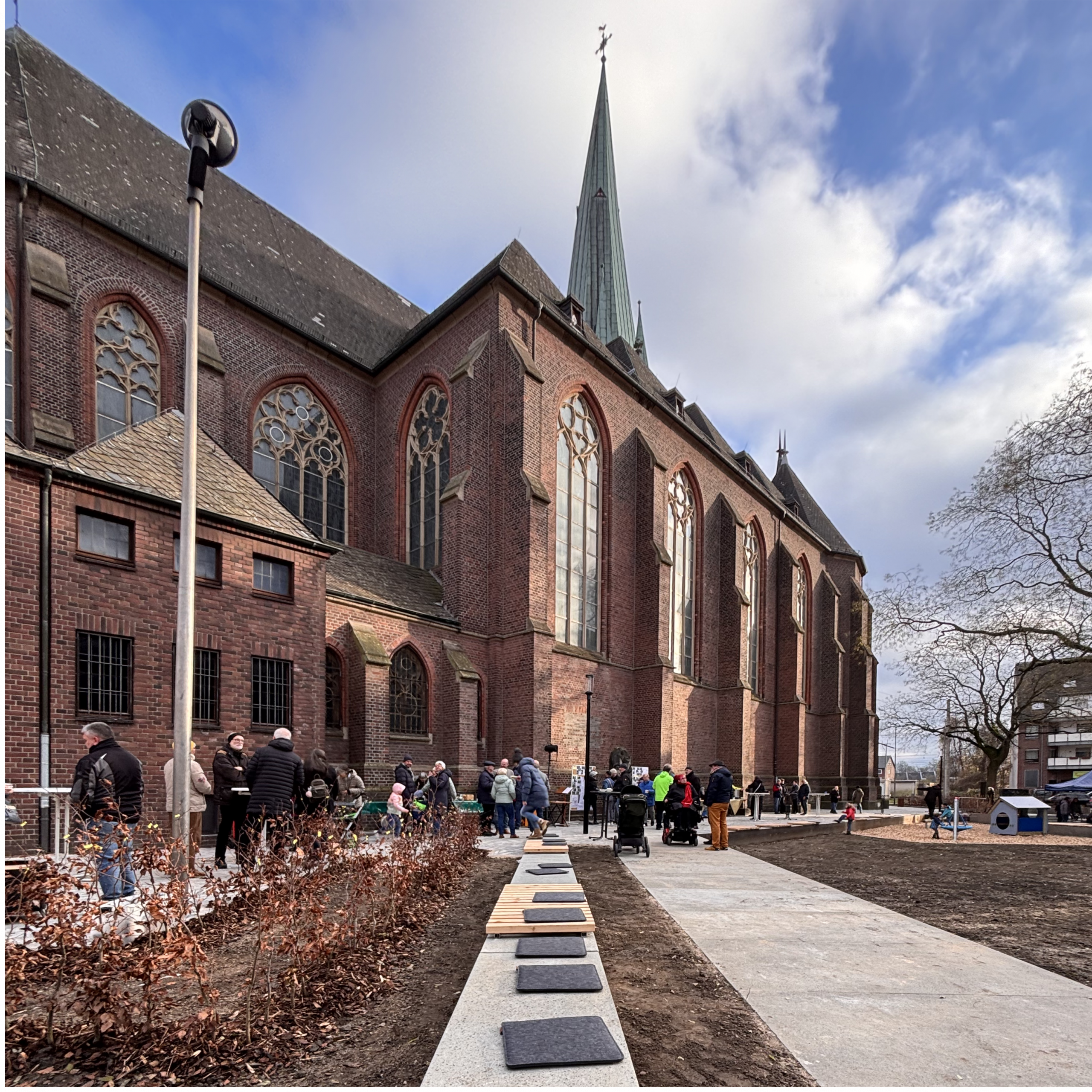 DER NEU EINGEWEIHTE PANKRATIUSPLATZ GLÄNZT IN DER SONNE